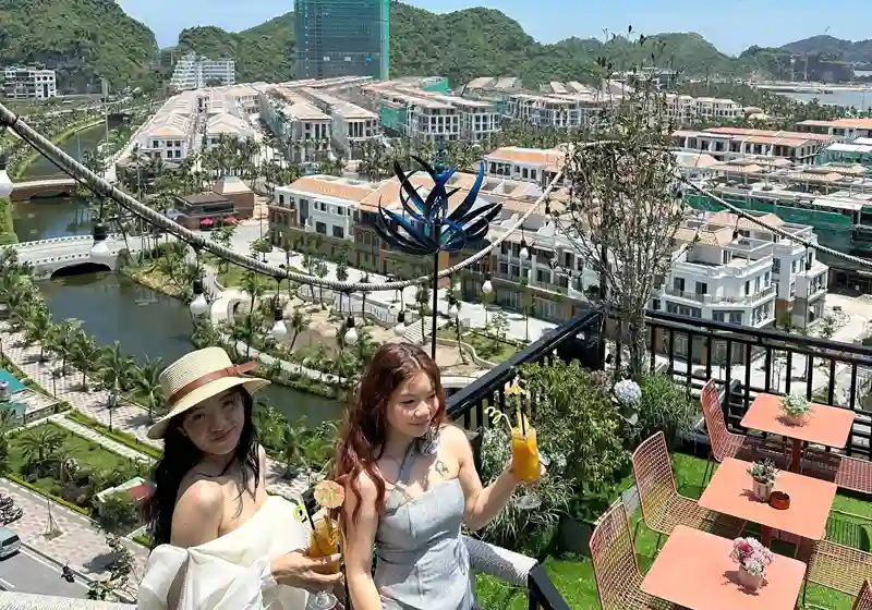 Quán cafe rooftop đẹp Cát Bà